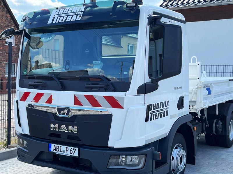 Phönix Tiefbau LKW mit Logo (Tiefbau Firma am Muldestausee)